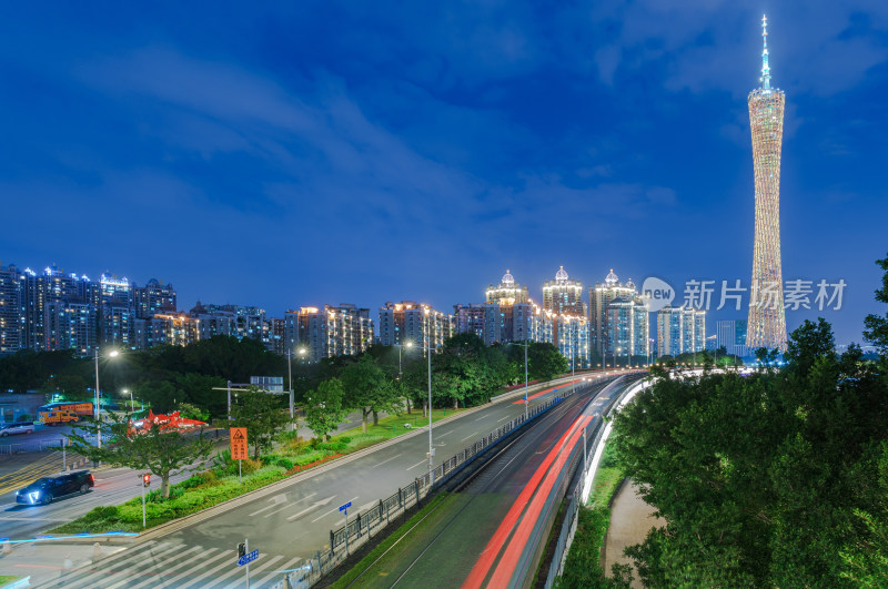 广州阅江西路城市公路车流与广州塔夜景