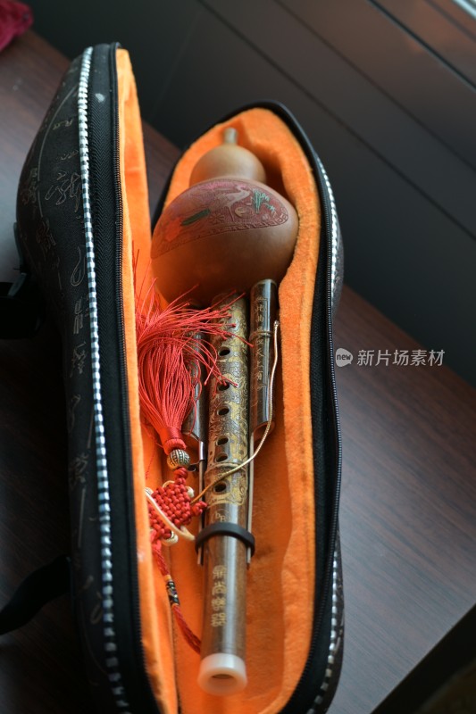 葫芦丝置于乐器包内特写