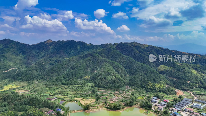 南方山川丘陵梯田农田航拍图