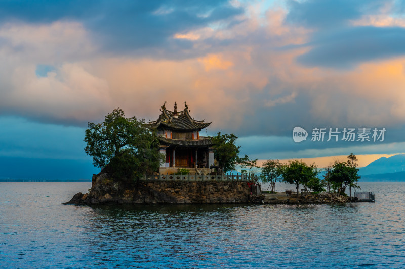 湖中小岛古建筑风景