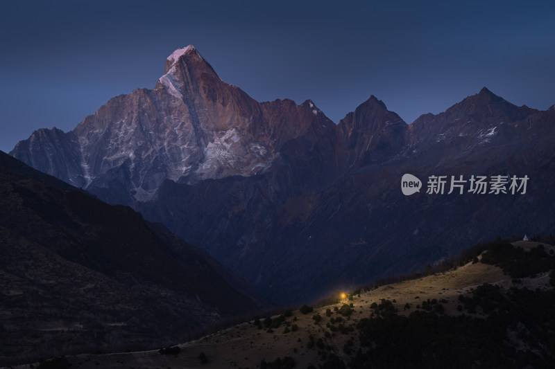 暮色下的壮美雪山景观 -- 幺妹峰