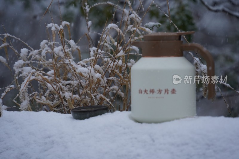 山东威海昆嵛山无染寺雪地里的白大师方片壶