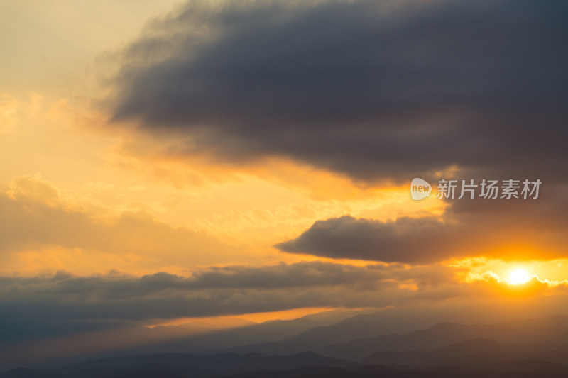 日落时的壮观天空景色