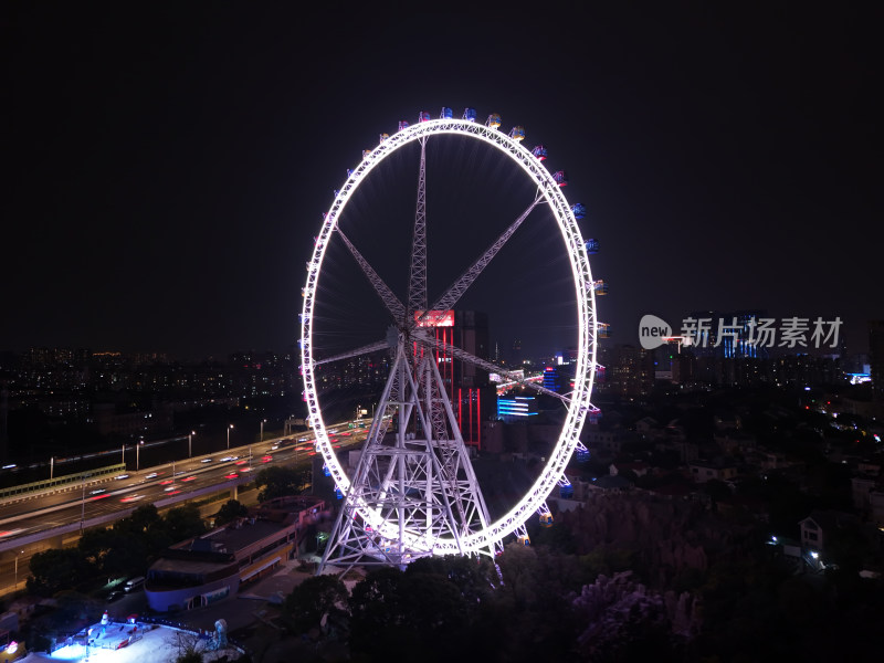 夜色中璀璨的大型摩天轮全景