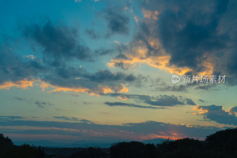 夕阳西下的天空云彩