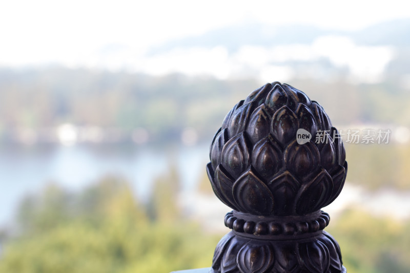 杭州雷峰塔莲花造型装饰物与湖景