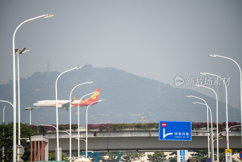 空中飞行的客机特写