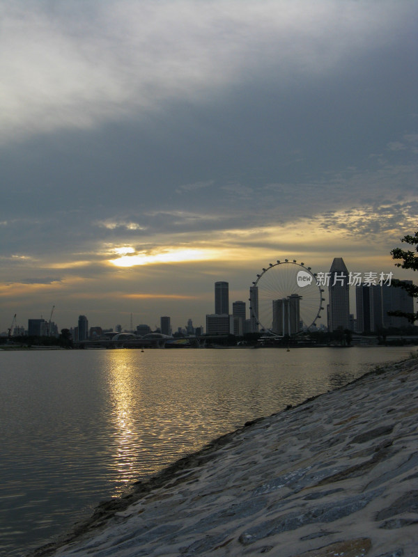 新加坡滨海堤坝眺望城市晚霞