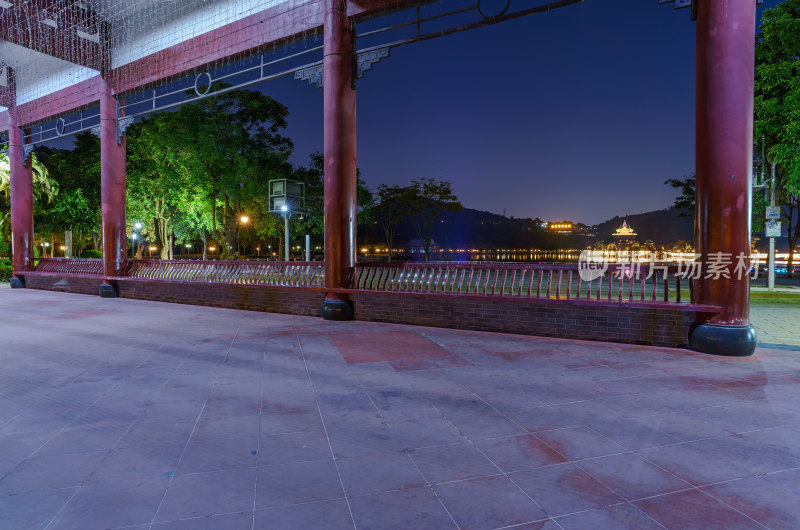 佛山顺峰山公园中式传统建筑走廊夜景灯光