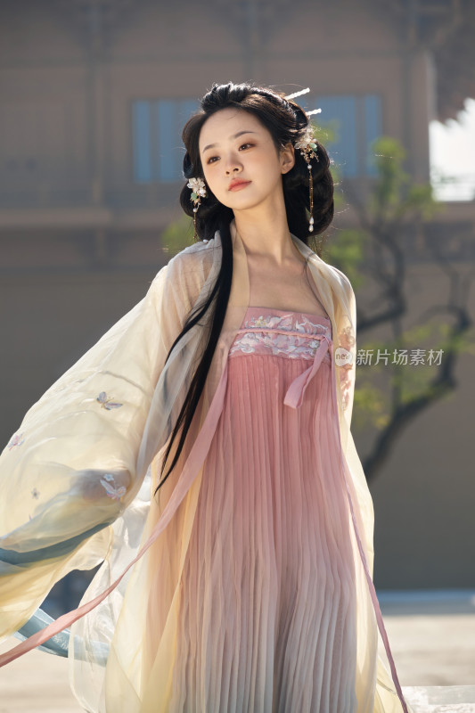 古风女子身着汉服优雅站立