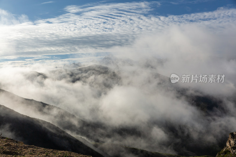 巍峨群山云雾日出蓝天尽收眼底