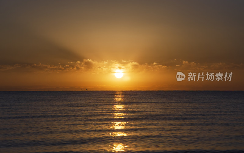 青海黑马河乡青海湖日出唯美自然风光