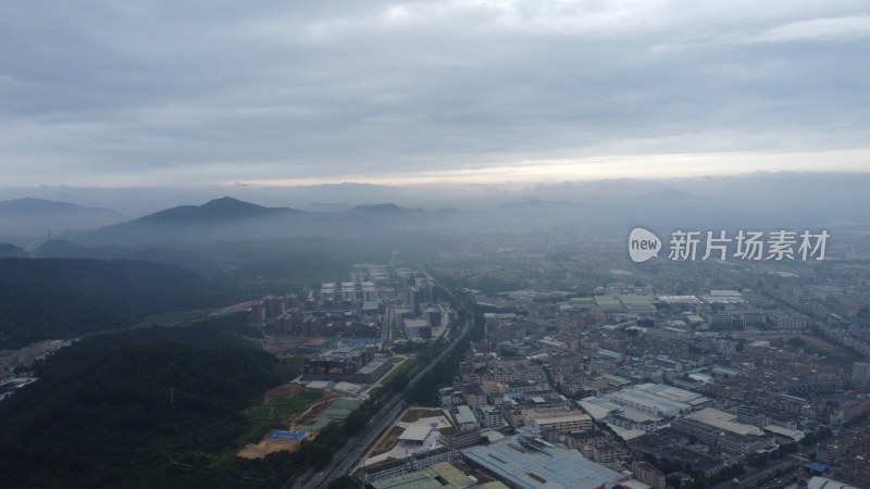 广东东莞：山峰连绵起伏