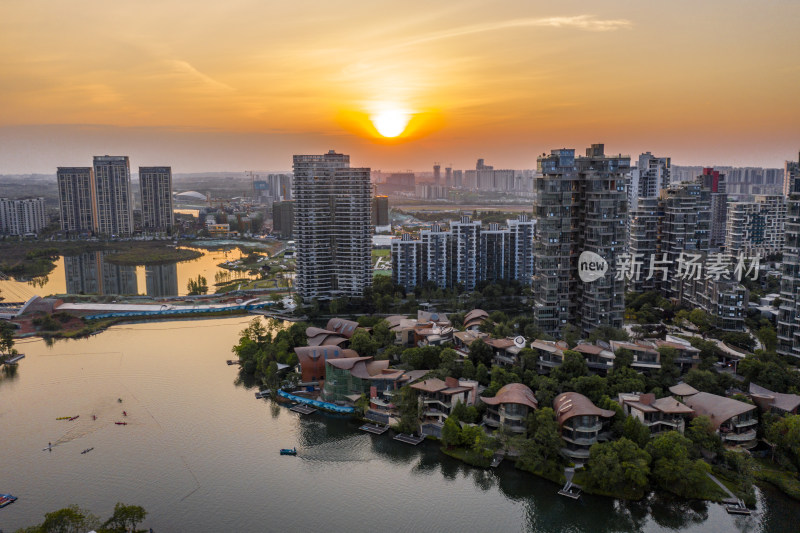 成都富人区麓湖的日落航拍风光全景图