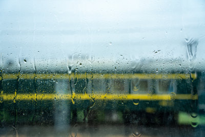 下雨天行驶的火车车窗玻璃上的雨水