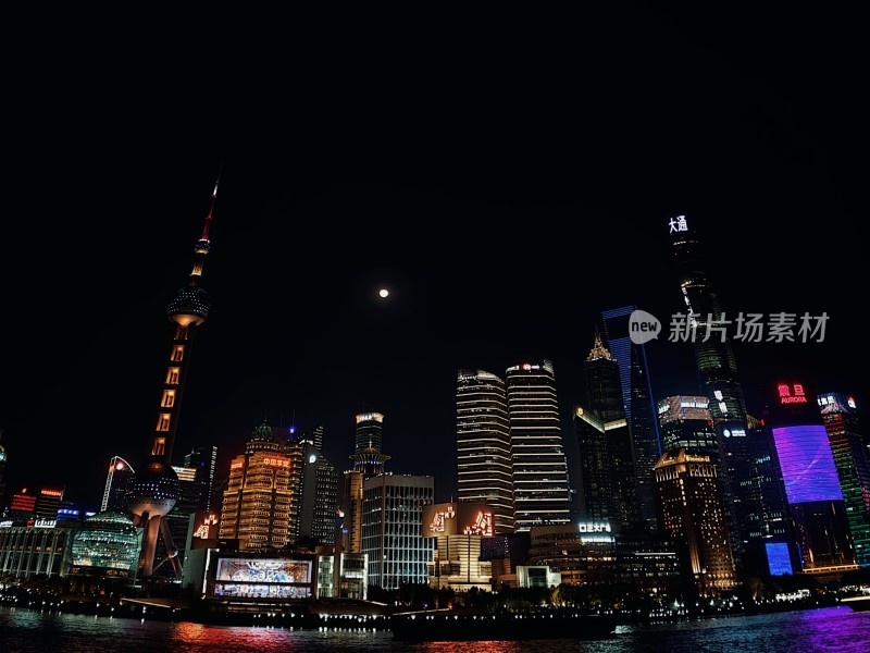 上海外滩夜景高楼灯光璀璨