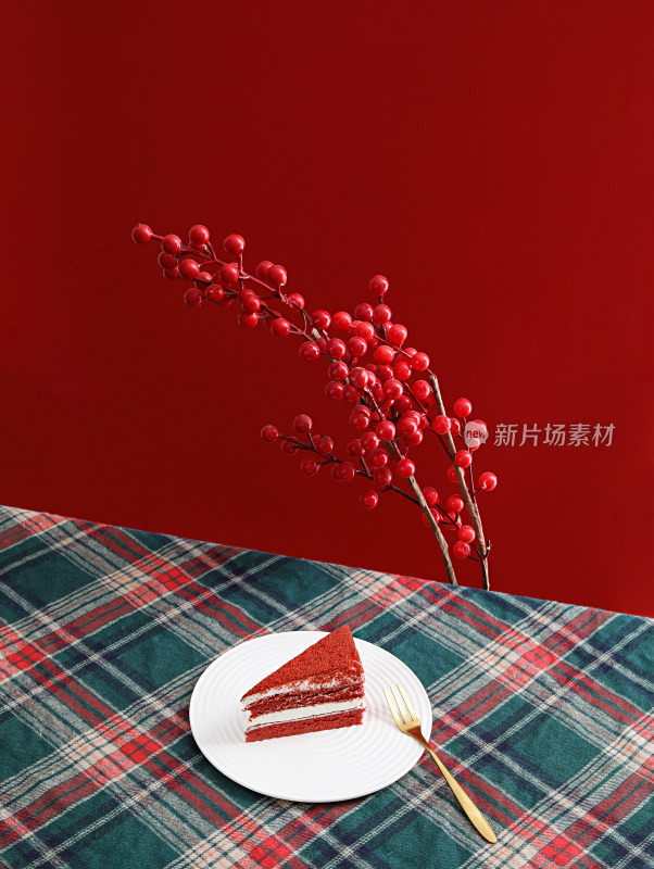 圣诞节桌面上摆放着的红丝绒蛋糕