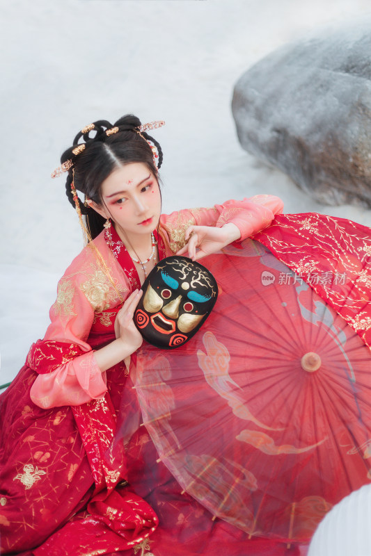 古风女子持面具与红伞