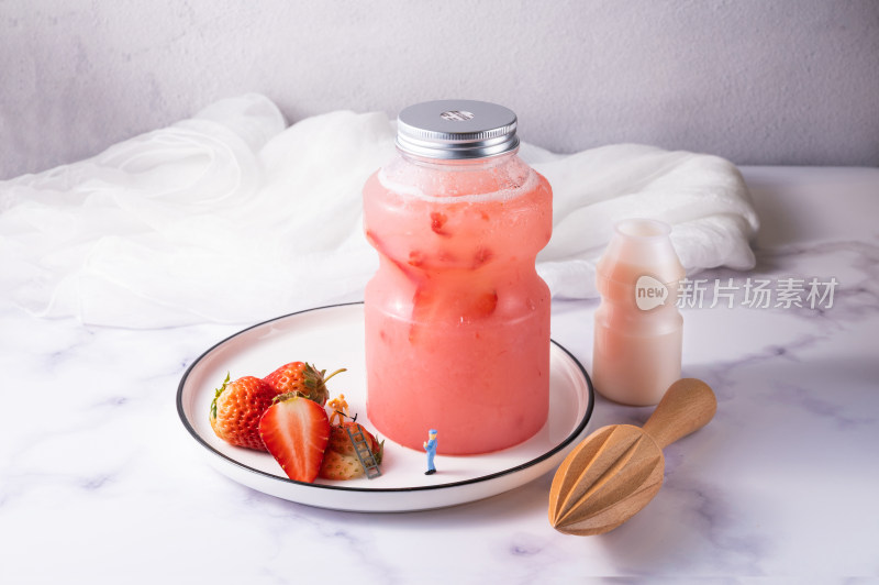 草莓养乐多及相关道具静物图