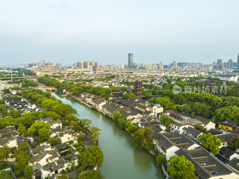 航拍夕阳下的苏州寒山寺与京杭运河