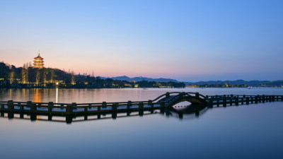 杭州西湖雷锋夕照长桥公园夜景