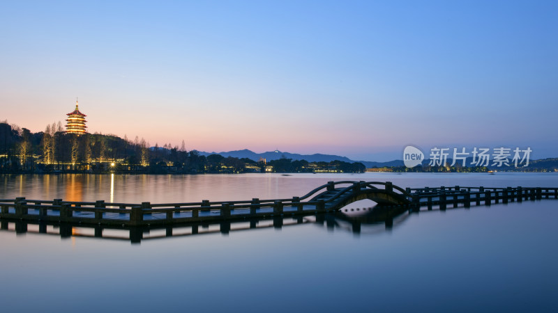 杭州西湖雷锋夕照长桥公园夜景