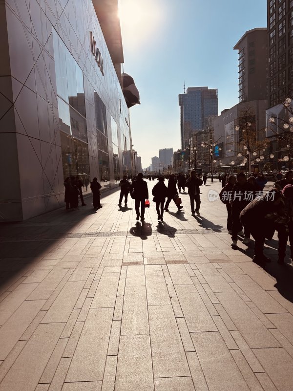 城市商业街行人漫步景象