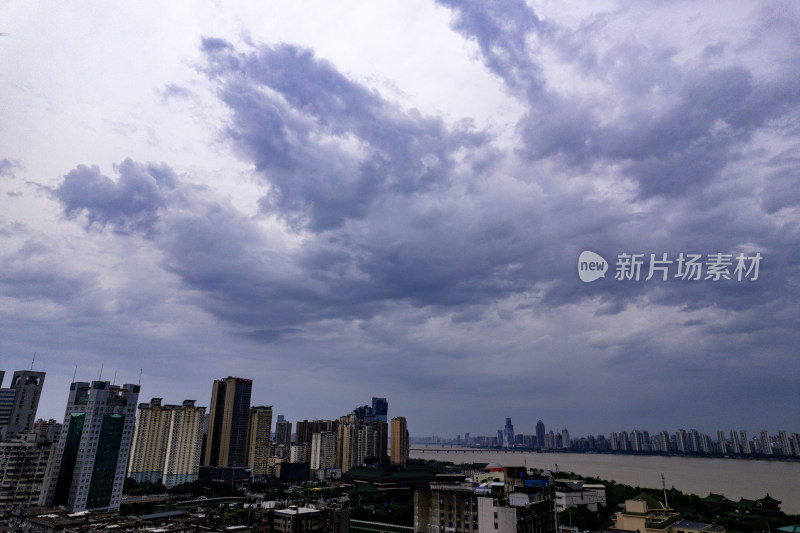 南方城市雨季乌云航拍图