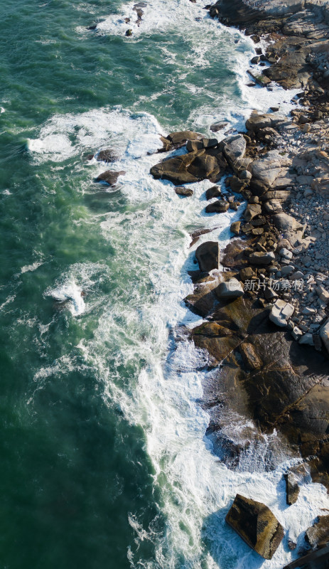 航拍波涛汹涌的海浪