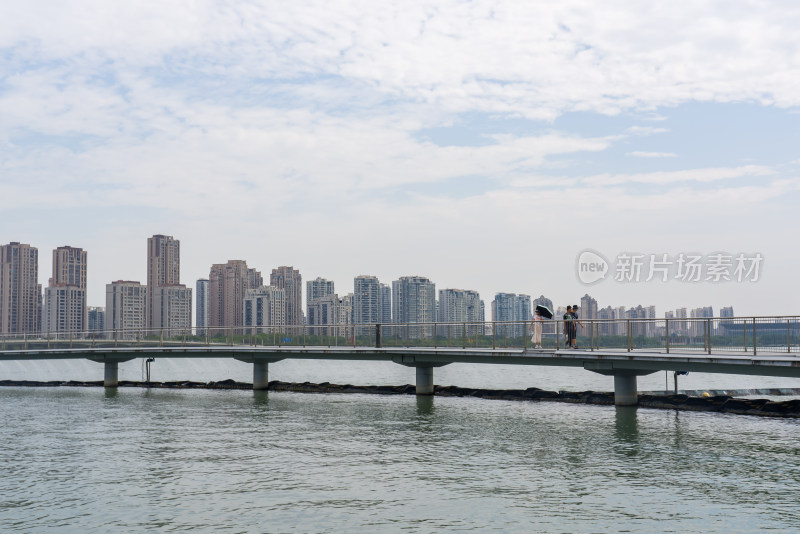 苏州城市金鸡湖上栈桥上休闲的游人