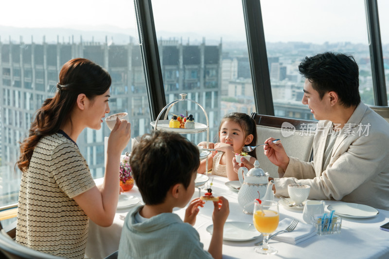 一家四口在餐厅用餐