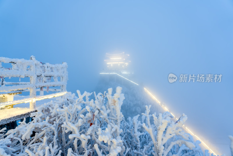 河南老君山景区冬季大雪古建筑房檐夜景