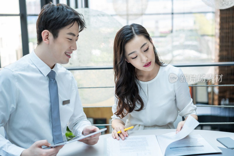 年轻商务人士在工作