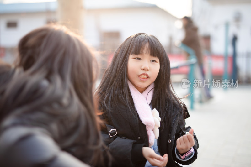 冬季户外玩耍很开心的小姑娘