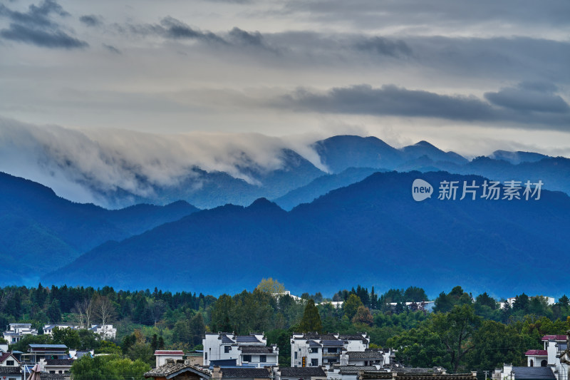 山峰上的云海奇观