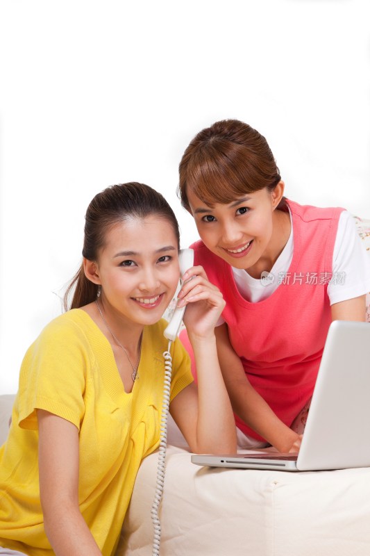两个年轻女人上网购物