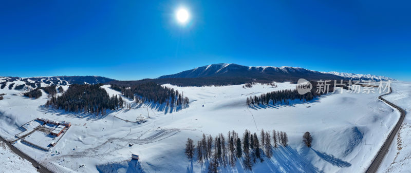 雪地中道路与建筑全景