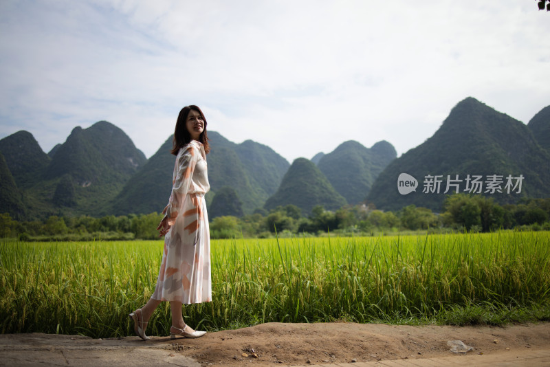 美丽的年轻女子在桂林旅行 站在稻田里