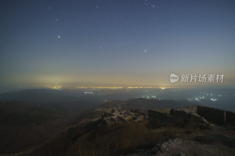 星空下的山峦夜景