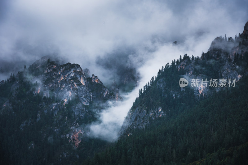 云雾缭绕的山峰水墨山水画