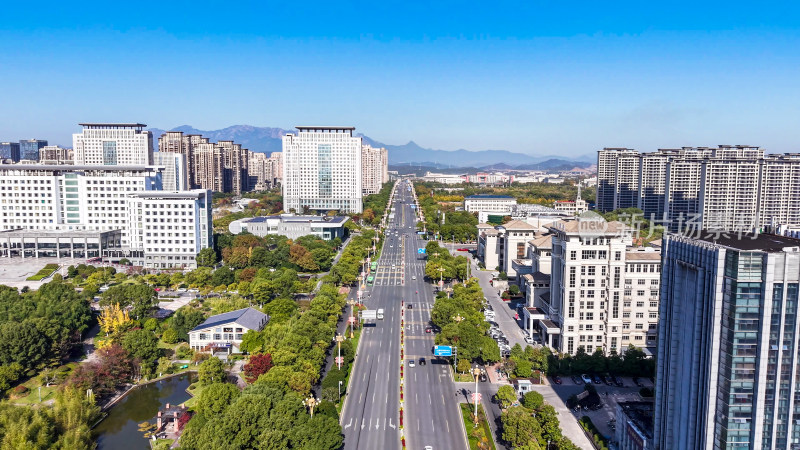 城市宽阔道路与周边建筑景观