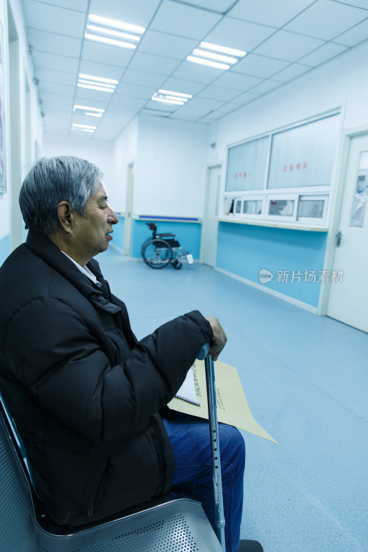 老年男人在医院的走廊