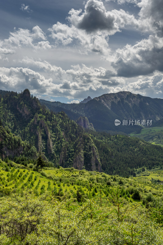 扎尕那蓝天白云山峰