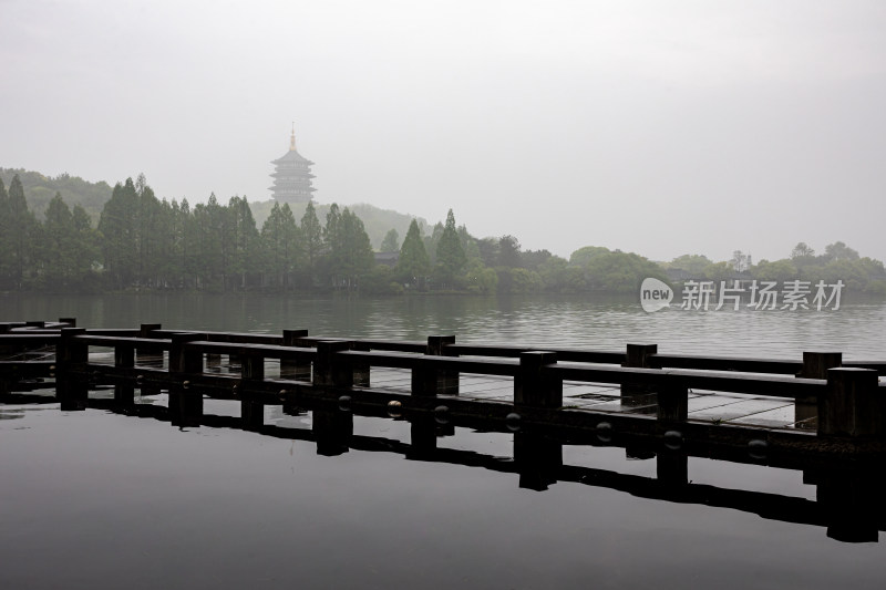 杭州西湖长桥公园雷峰塔雾色景观