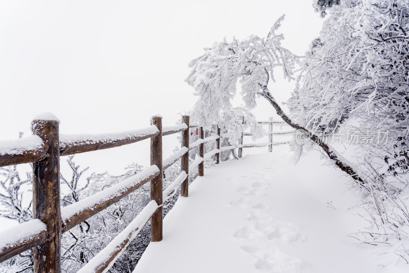 冬天大雪景区步道栏杆