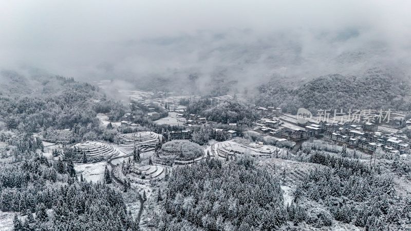 重庆酉阳：大雪纷飞赏雪忙