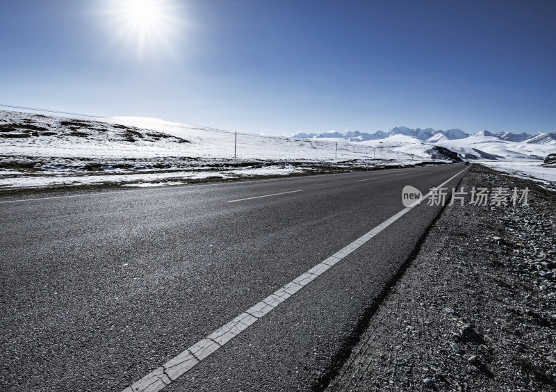 雪山旁的公路风景