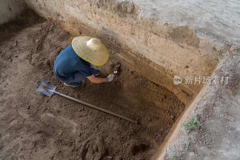 河南苏羊遗址考古发掘现场工作人员仔细工作