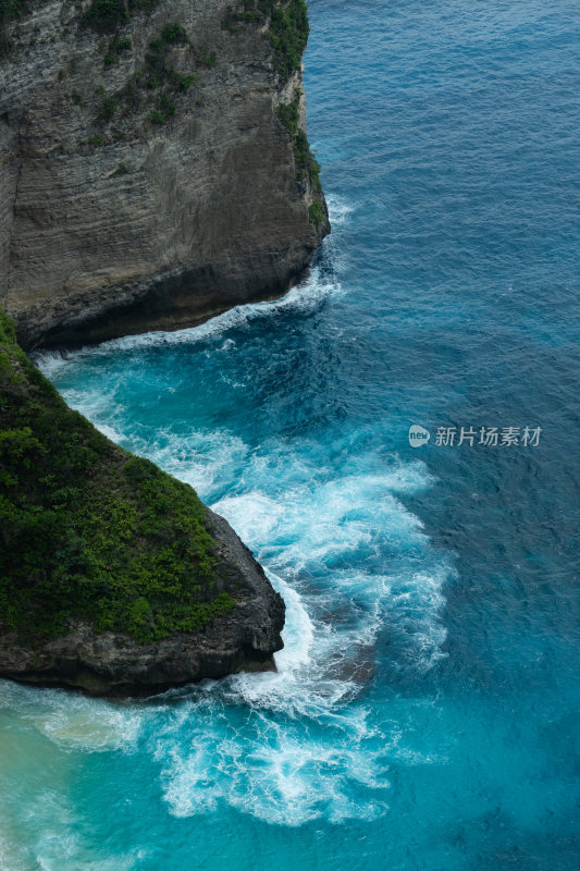 海岸边礁石与海浪景观