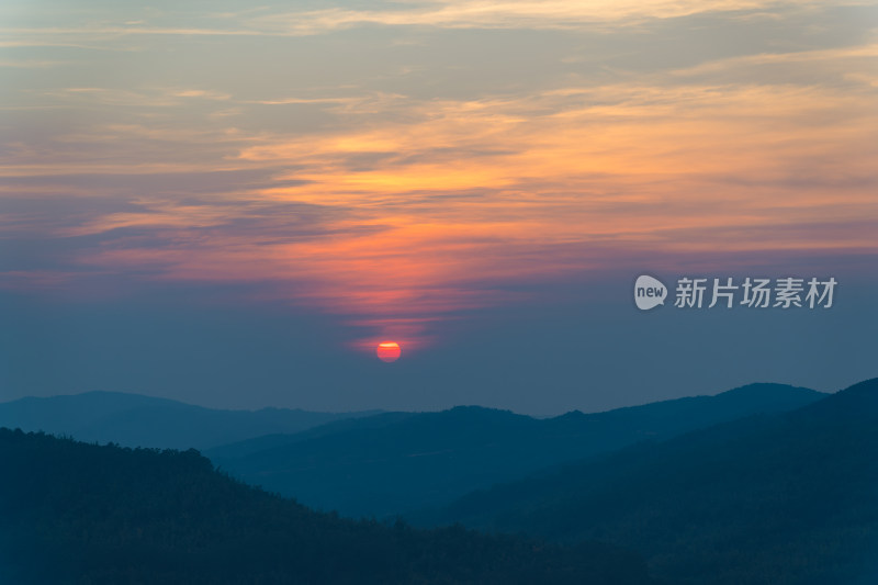 日落时的壮观天空景色